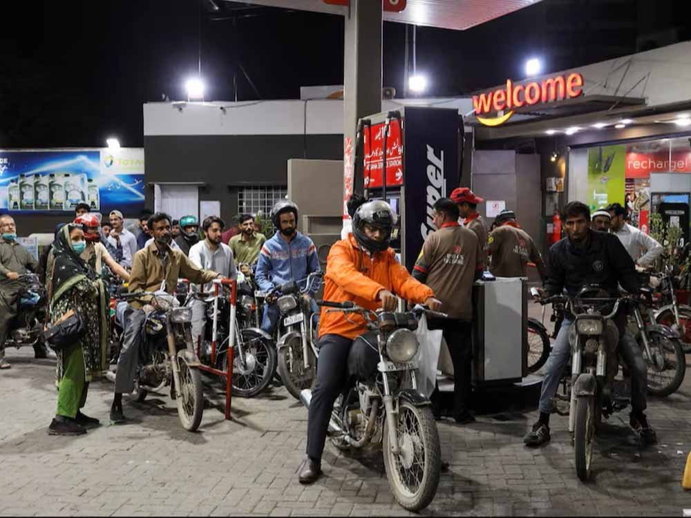 पेट्रोल की बढ़ती कीमतों का असर: नोएडा में लोग कर रहे टंकी फुल कराने की दौड़