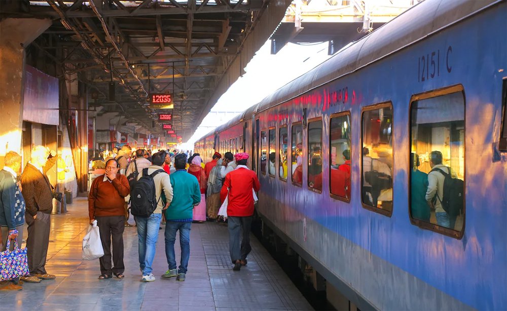 Tatkal में बवाल: 3 मिनट में वेटिंग 300 पार, 10 मिनट में नो टिकट—जानें कौन-सी ट्रेनें फुल