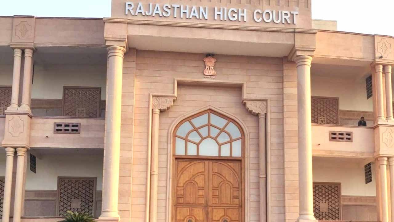 बकाया भुगतान नहीं करने पर सरकारी दफ्तर में कुर्की, मचा हड़कंप