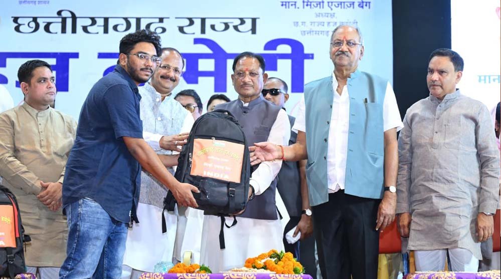 मुख्यमंत्री विष्णु देव साय का हज यात्रियों को स्वागत, फर्स्ट एड किट के साथ दी सफल यात्रा की शुभ
