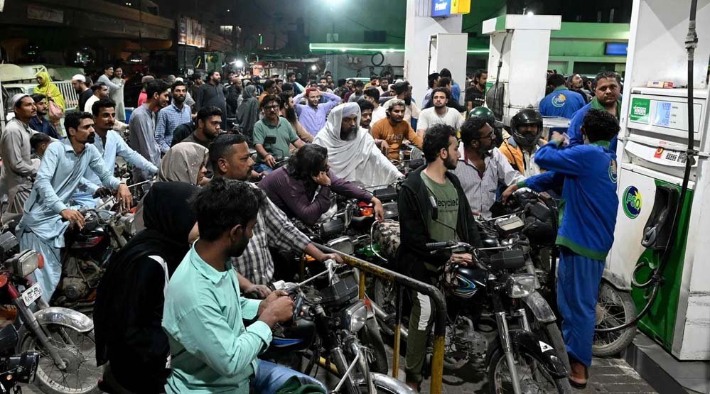 पाकिस्तान में पेट्रोल 458 रुपए और डीजल 520 के पार, तेल की बढ़ी कीमतों से आम जनता परेशान