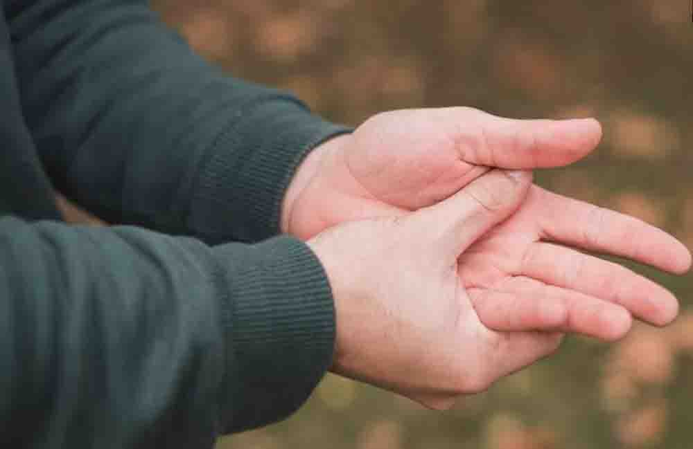 हाथों में बार-बार झुनझुनी और सुन्नपन को न करें नजरअंदाज, यह शरीर में छिपी इन बीमारियों का हो सक