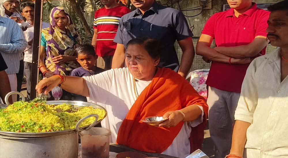 उमा भारती ने टीमकगढ़ में लगाया पोहा-जलेबी का ठेला, प्रशासन से कहा- गरीबों की रोजी-रोटी मत छीनो