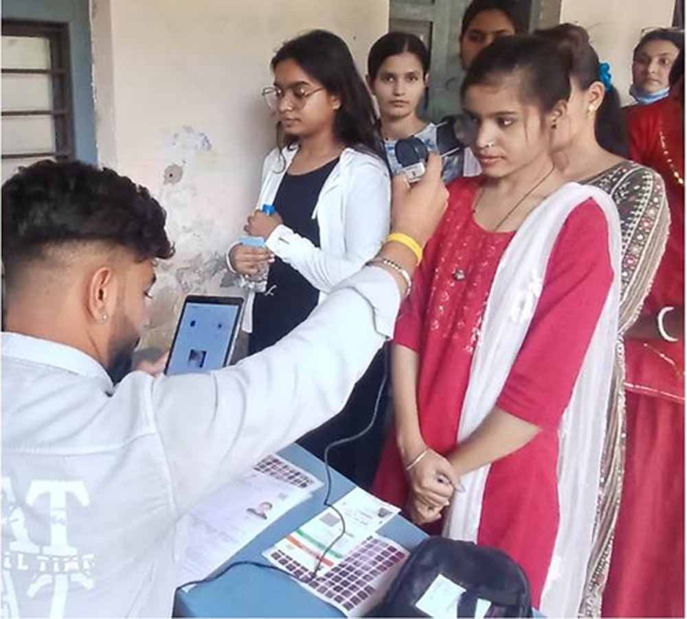 Madhya Pradesh Public Service Commission एग्जाम में कड़े नियम, एंट्री से पहले हटवाए गए टॉप्स और