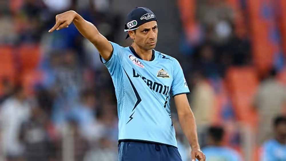 ‘एक जगह बैठना इनके बस की बात नहीं’ — हरभजन सिंह ने आशीष नेहरा पर खोला राज