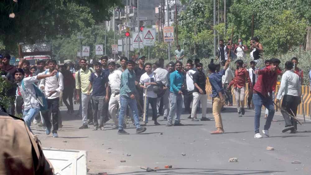 नोएडा बवाल के बाद सख्ती: 203 ठेकेदारों पर गिरी गाज, लाइसेंस निरस्तीकरण और 1.16 करोड़ की पेनल्टी