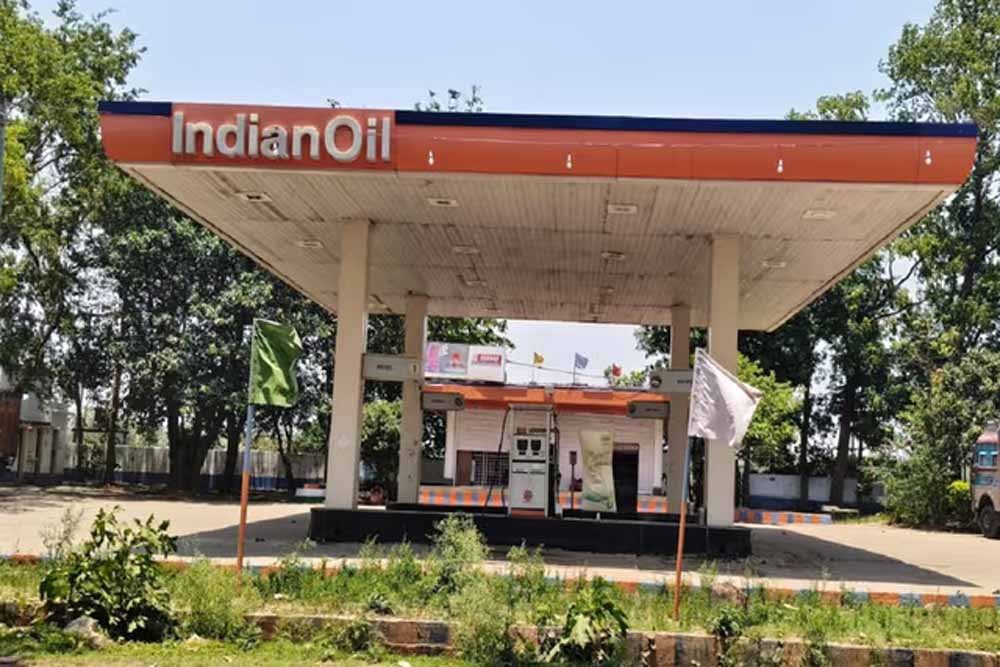 खाड़ी तनाव का असर झारखंड तक, कुड़ू में तेल की भारी किल्लत और लंबी कतारें
