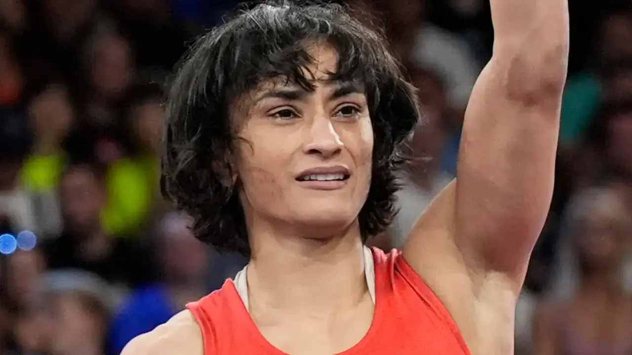 6 महीने के नोटिस नियम पर अटकी विनेश की एंट्री, WFI कर रहा UWW के जवाब का इंतजार