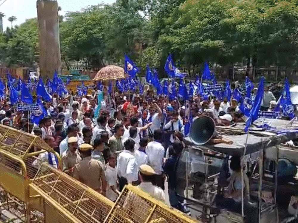बिंदोली रोकने और मारपीट के खिलाफ सड़क पर उतरा समाज, भीम आर्मी ने किया समर्थन