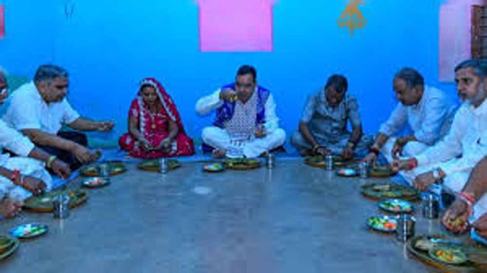 चुड़ादा गांव में चौपाल के बाद सीएम ने खाट पर बैठकर सुनी ग्रामीणों की बातें