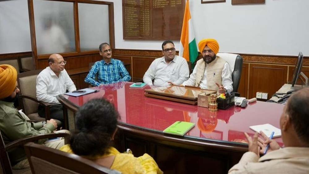 पदभार ग्रहण करते ही एक्शन में तरुणप्रीत सौंद, बिजली विभाग के अधिकारियों के साथ की समीक्षा बैठक