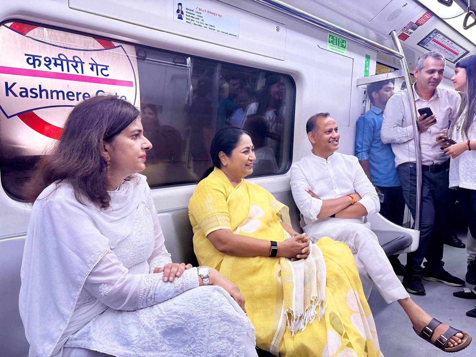मेट्रो और डीटीसी बस में सफर कर सीएम का संदेश, Delhi Metro से ईंधन बचाने की अपील