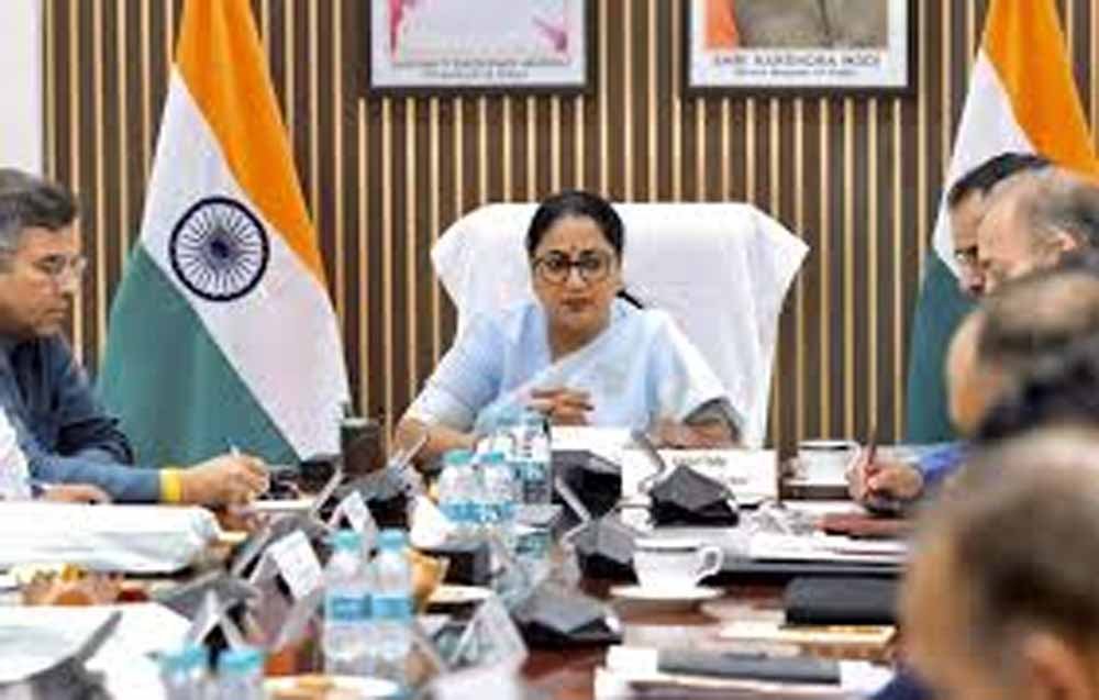 CM रेखा गुप्ता समेत मंत्री घर से कर रहे काम, सचिवालय में पसरा सन्नाटा