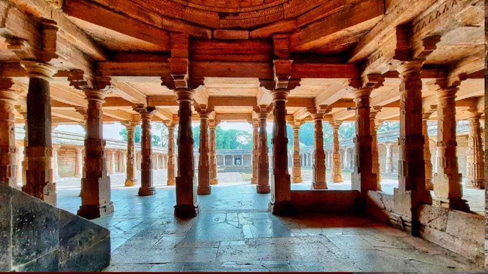 भोजशाला के भीतर क्या दिखा? खंभों से दीवारों तक नजर आए हिंदू प्रतीकों के निशान