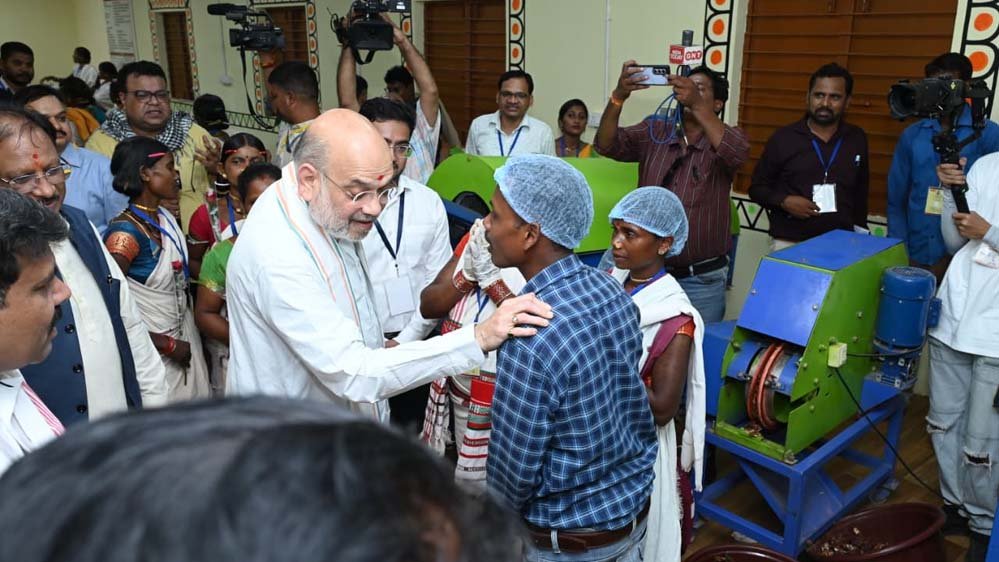 गृह मंत्री अमित शाह ने शहीद वीर गुंडाधूर सेवा डेरा ( जन सुविधा केंद्र ) का किया उद्घाटन
