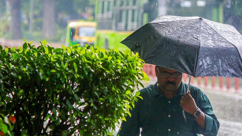 तपती दिल्ली पर मेहरबान हुआ मौसम! तेज बारिश और ठंडी हवाओं से गिरा तापमान