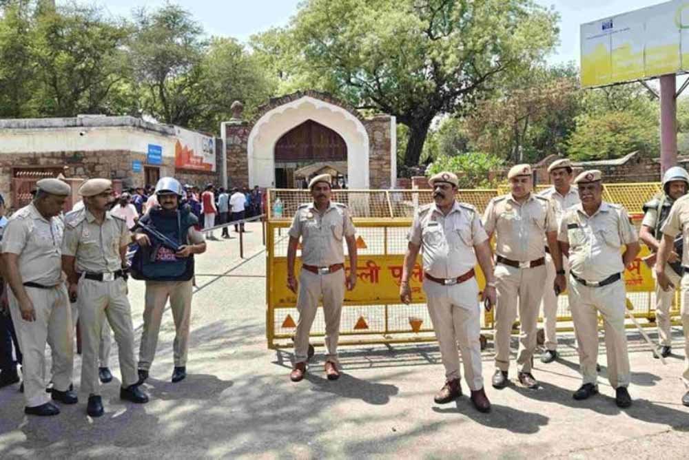 ईद-उल-अजहा को लेकर राजधानी दिल्ली में पैरामिलिट्री फोर्स तैनात, अलर्ट पर पुलिस