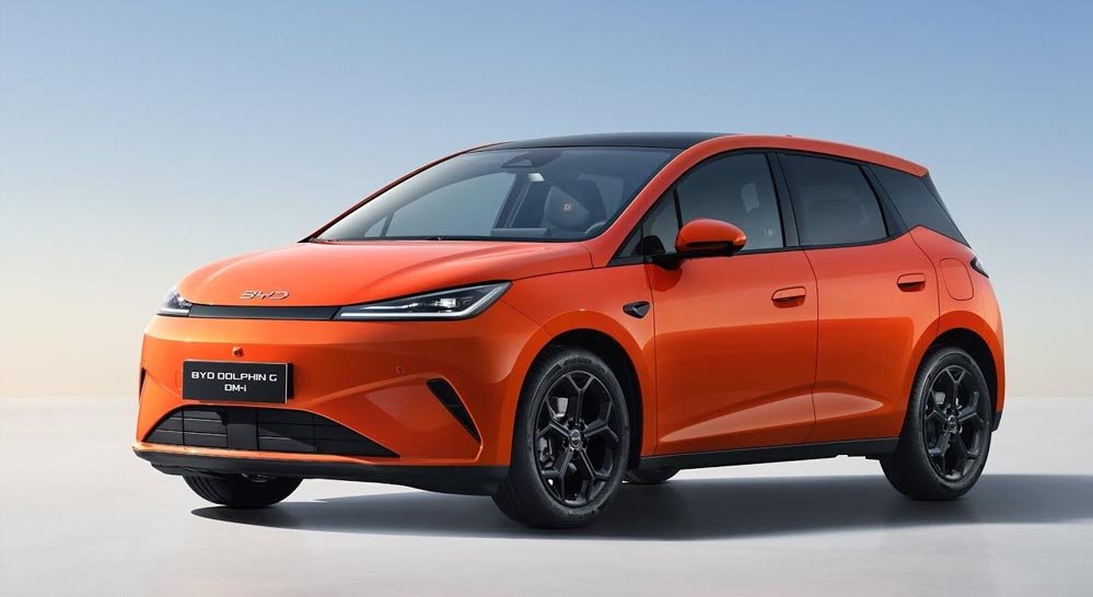अब रेंज की टेंशन खत्म! BYD की नई Dolphin EV पेट्रोल पर भी दौड़ेगी