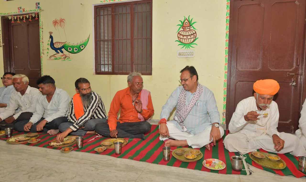 कड़ेल गांव में मुख्यमंत्री ने खाट पर बैठकर खाया खाना, सब्जियों की की तारीफ