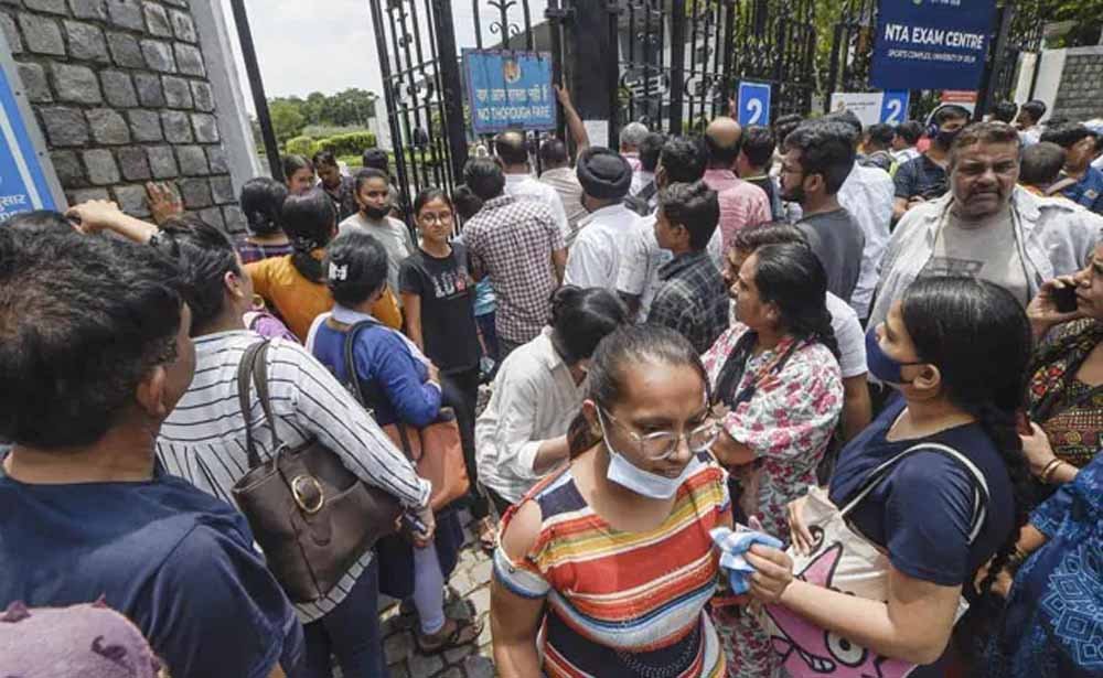 आदर्श परीक्षा केंद्र पर अव्यवस्था, घंटों इंतजार के बाद परीक्षा कैंसिल
