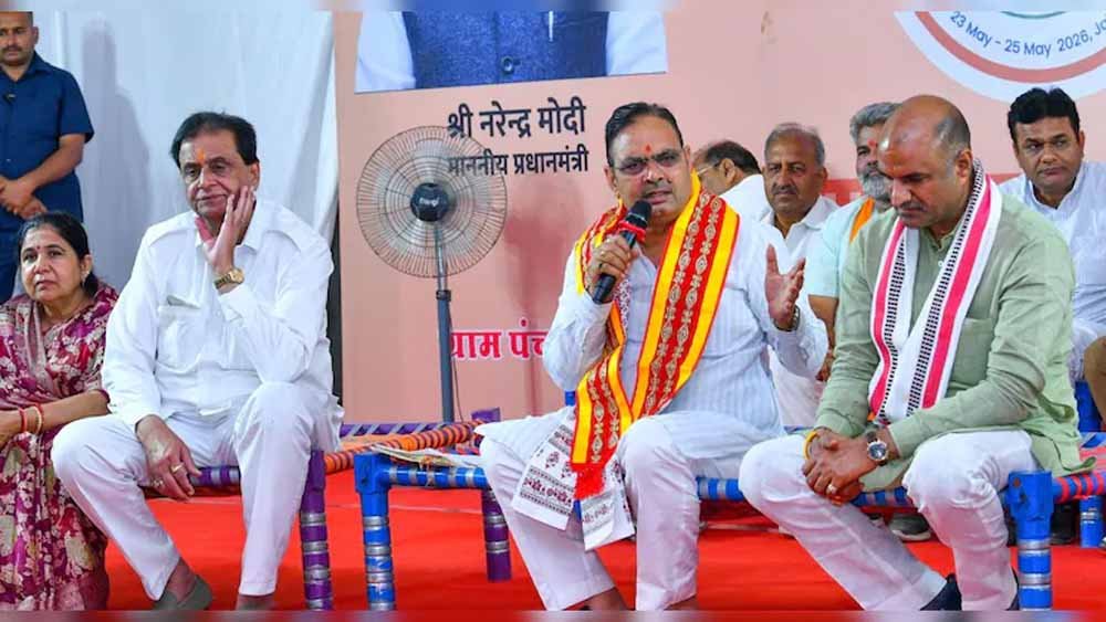 बंबोरी गांव में सीएम का जनता से सीधा संवाद, खाट पर बैठकर सुनी समस्याएं