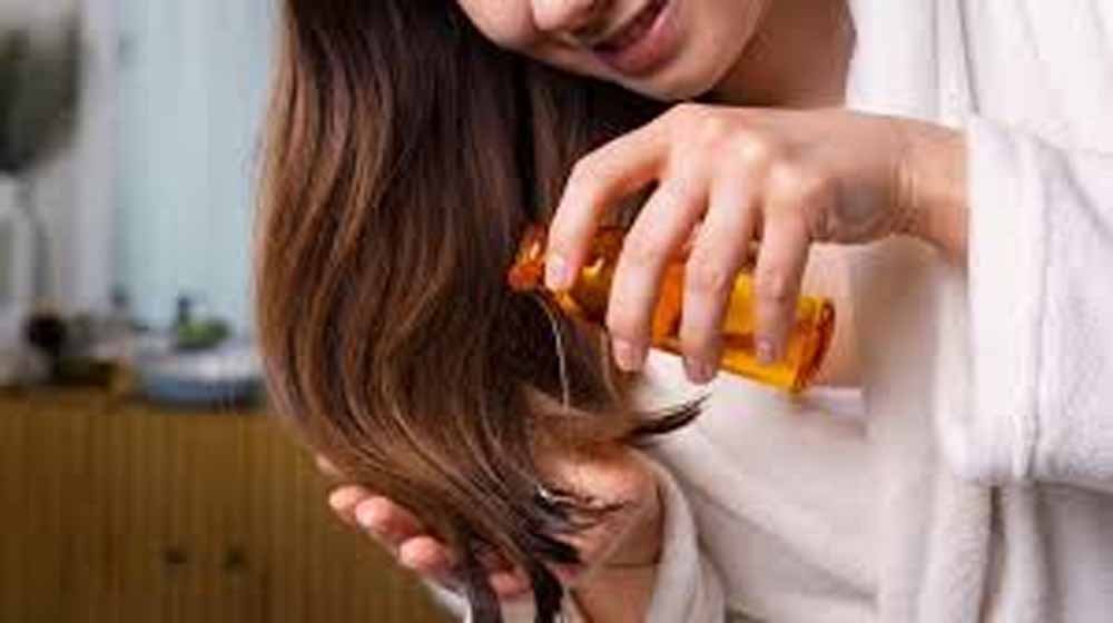 क्या सच में तेल लगाने से बढ़ते हैं बाल? जानें डर्मेटोलॉजिस्ट की राय