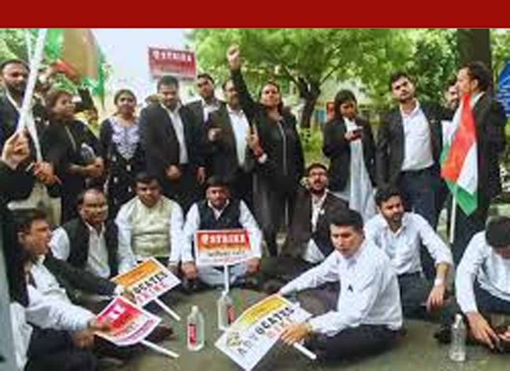 वकीलों का बड़ा फैसला: दिल्ली जिला अदालतों में पूर्ण न्यायिक बहिष्कार का ऐलान