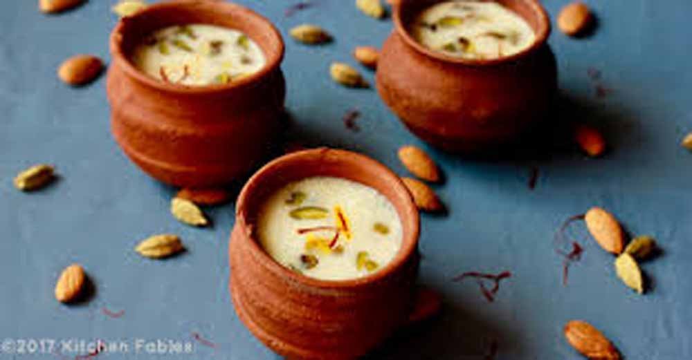 गर्मी से राहत के लिए घर पर बनाएं शाही बादाम शरबत, दे अंदरूनी ठंडक और ऊर्जा
