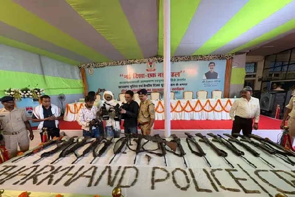 चाईबासा में नक्सल मोर्चे पर बड़ा झटका, इनामी नक्सलियों समेत कई ने किया आत्मसमर्पण