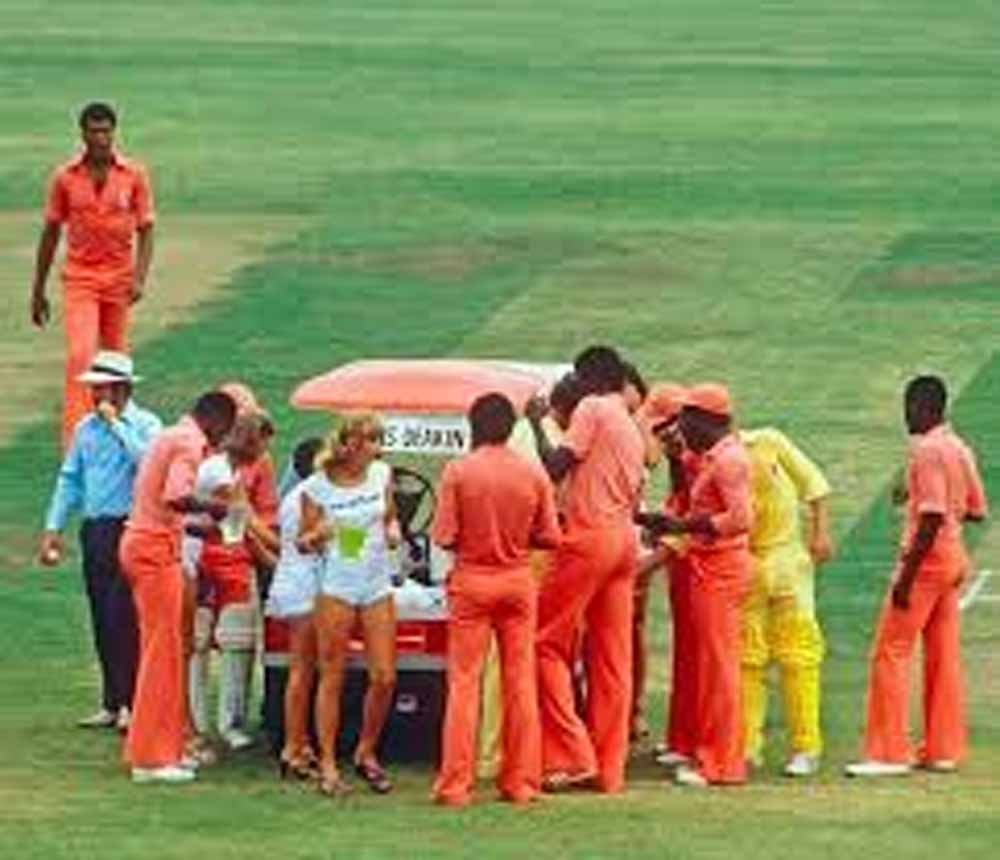 केरी पैकर की बगावत से शुरू हुआ नया दौर, रंगीन कपड़ों और रात में मुकाबलों ने बदला खेल