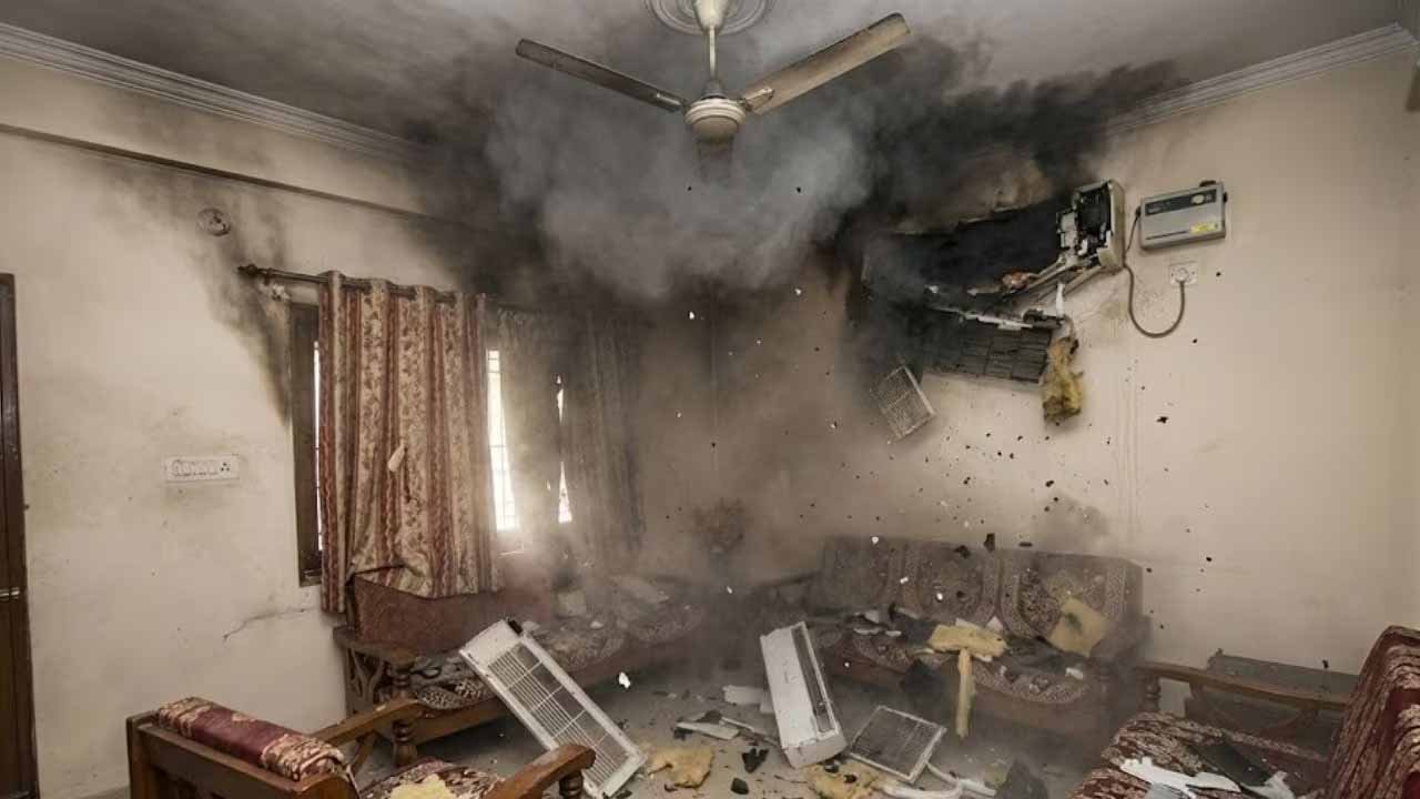 दिल्ली के विवेक विहार में AC ब्लास्ट से बड़ा हादसा! 9 लोगों की मौत, जानें कैसे होता है AC में आ