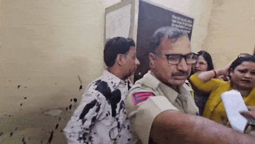 गंज थाने में हंगामा: महिला कार्यकर्ताओं ने स्याही फेंकी, पुलिस ने की कार्रवाई