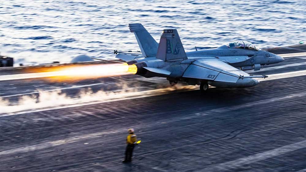 F/A-18 सुपर हॉर्नेट से अमेरिका का पहला हमला, ब्लॉकेड में 3 ईरानी जहाज रोके गए