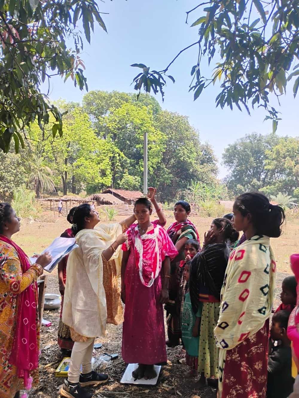 13 किलोमीटर पैदल चलकर स्वास्थ्य टीम पहुंची बड़ेपल्ली, 227 ग्रामीणों की जांच