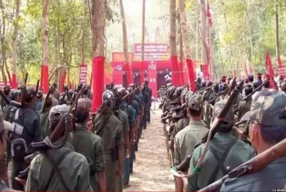 सुरक्षा बलों की बड़ी सफलता: केंद्रीय समिति सदस्य नरहरि ने पत्नी संग छोड़ा माओवाद का रास्ता