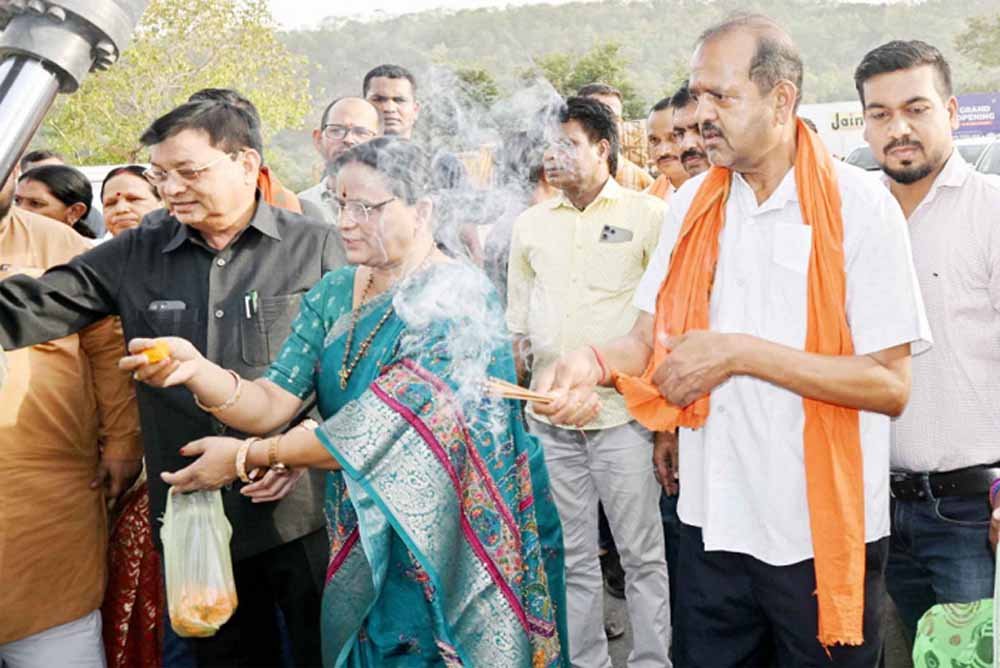 उद्योग मंत्री लखनलाल देवांगन व महापौर मती संजूदेवी राजपूत ने कार्य हेतु भूमिपूजन