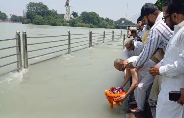 प्रोफेसर रीता बहुगुणा जोशी के पति स्वर्गीय पूरन चन्द्र जोशी की अस्थियां गंगा नदी प्रवाहित की गई