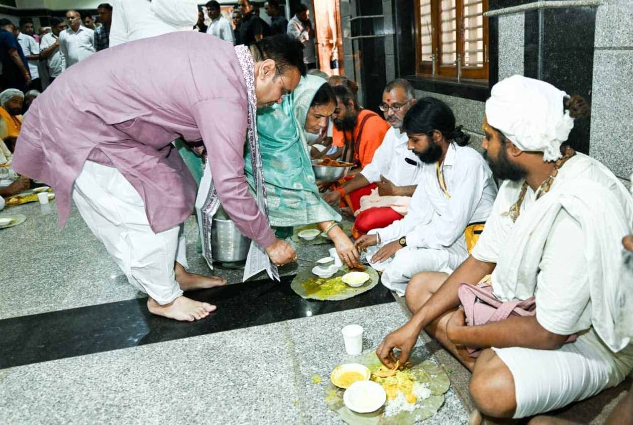 डीग दौरे पर सीएम ने मंदिरों में की पूजा-अर्चना, श्रद्धालुओं को वितरित की प्रसादी