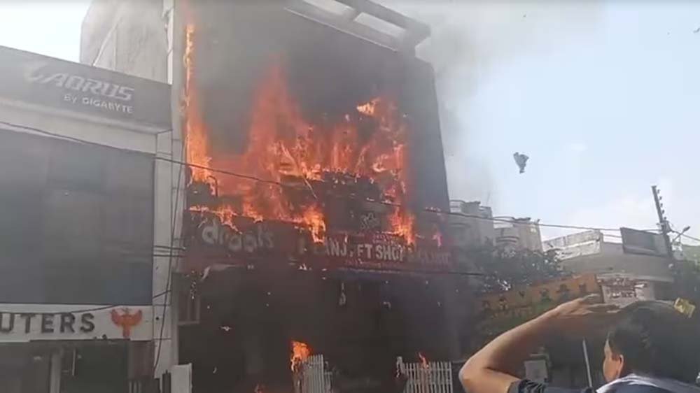 अलीगंज अग्निकांड पर सीएम योगी ने दौरा रद्द कर दिए राहत-बचाव के सख्त निर्देश