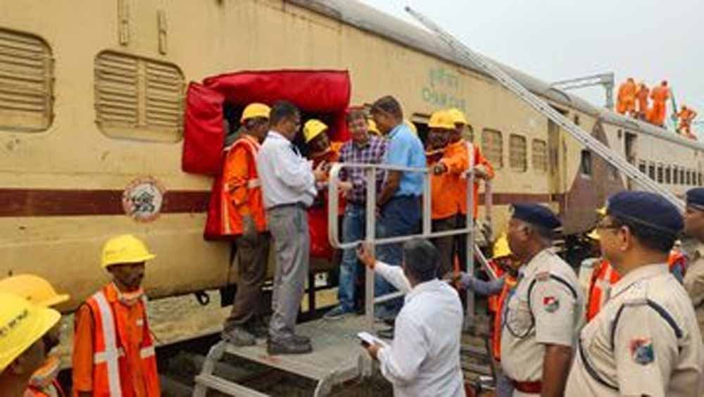 पतरातू यार्ड में मॉक ड्रिल: आपात स्थिति में यात्रियों को बचाने का किया गया अभ्यास