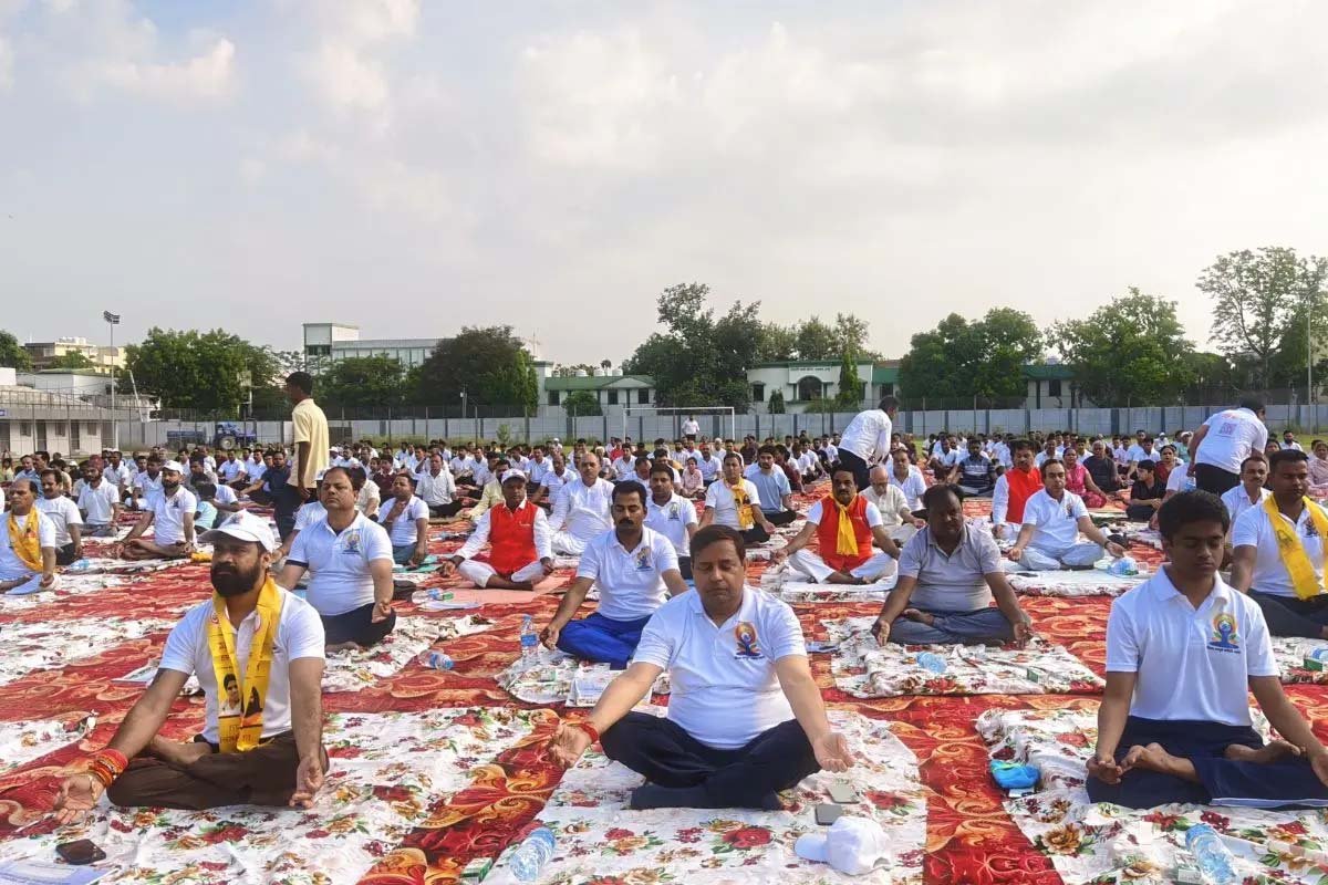 रांची से गढ़वा तक योग का उत्साह, अधिकारियों और आमजन ने दिया स्वास्थ्य का संदेश