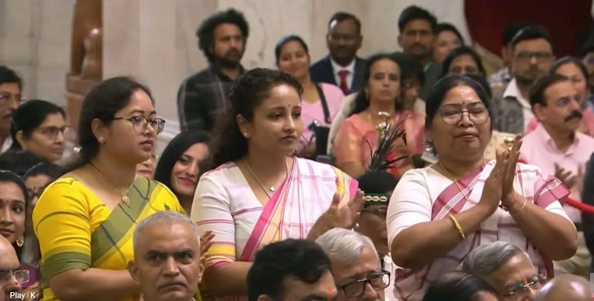 दिशोम गुरु शिबू सोरेन को बड़ा सम्मान: राष्ट्रपति मुर्मू ने परिवार को सौंपा पद्म भूषण