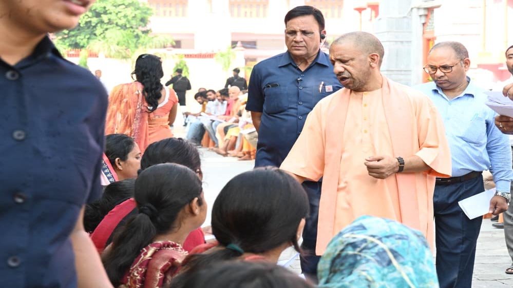 सीएम योगी ने गोरखनाथ मंदिर में लगातार दूसरे दिन आयोजित ‘जनता दर्शन’ में 200 लोगों की सुनी समस्य