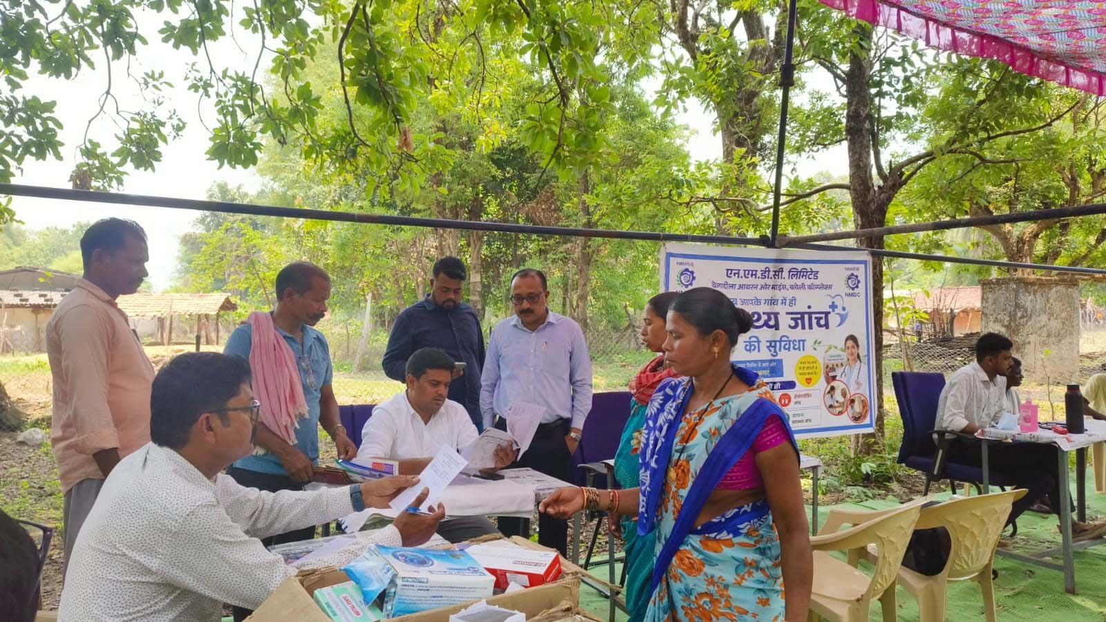 एनएमडीसी की CSR पहल: दंतेवाड़ा के 10 गांवों में निःशुल्क स्वास्थ्य शिविर से सैकड़ों ग्रामीण लाभ