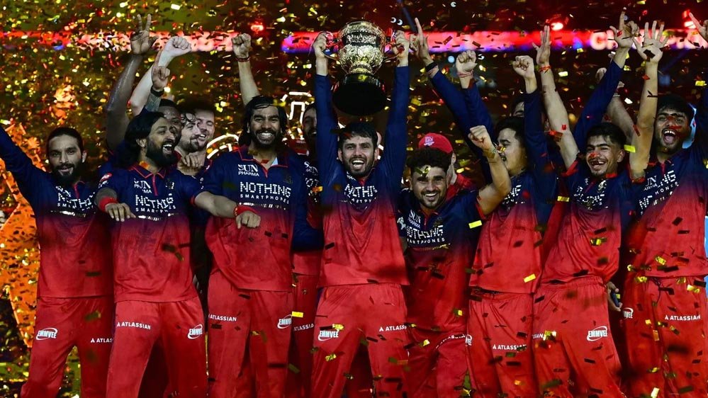 RCB बनी IPL चैंपियन तो खुल गया खजाना! ट्रॉफी के साथ मिले इतने करोड़ रुपये