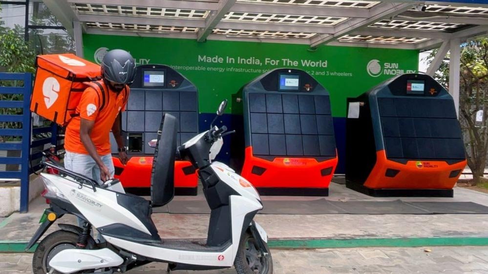 महंगे पेट्रोल से परेशान गिग वर्कर्स का बड़ा फैसला, इलेक्ट्रिक व्हीकल अपनाकर बढ़ाई कमाई