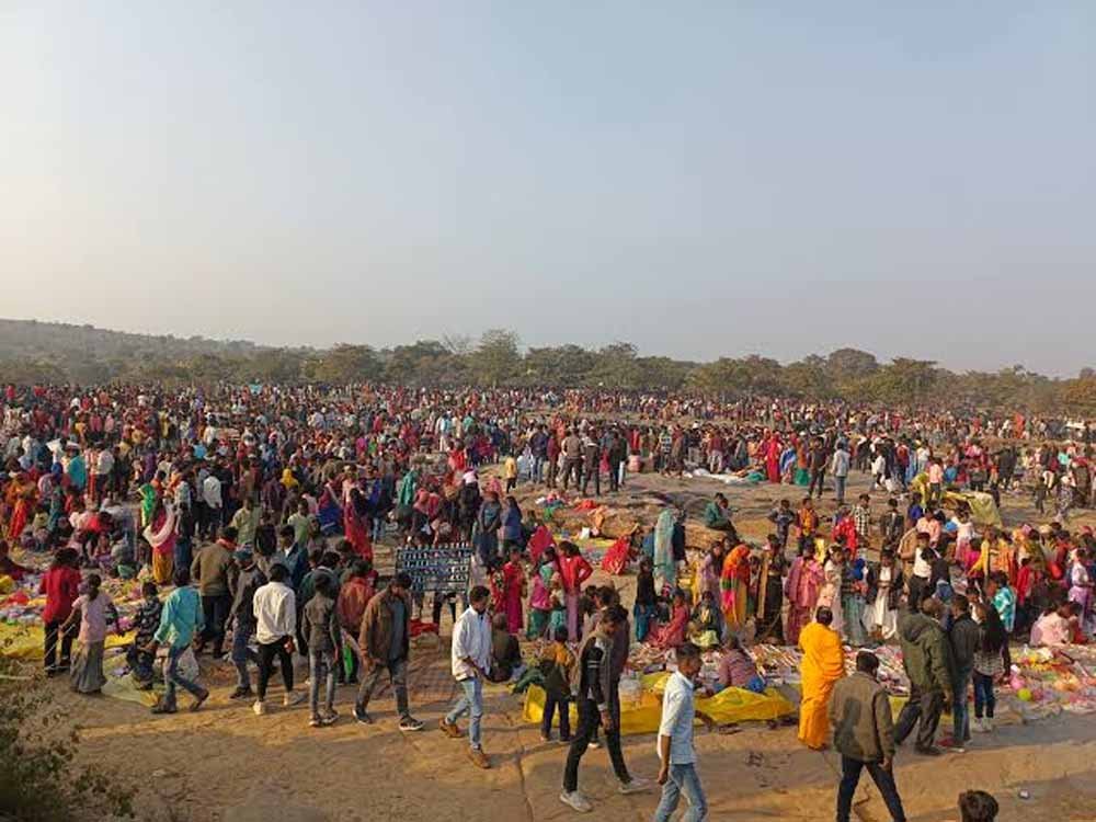 140 साल पुरानी परंपरा, रज संक्रांति पर अंगारों पर भक्त चले