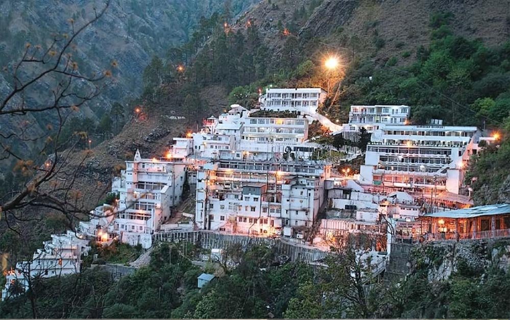मां वैष्णो देवी के दरबार में उमड़ा आस्था का सैलाब, 50.70 लाख भक्त पहुंचे; पिछले साल से 10 लाख अ