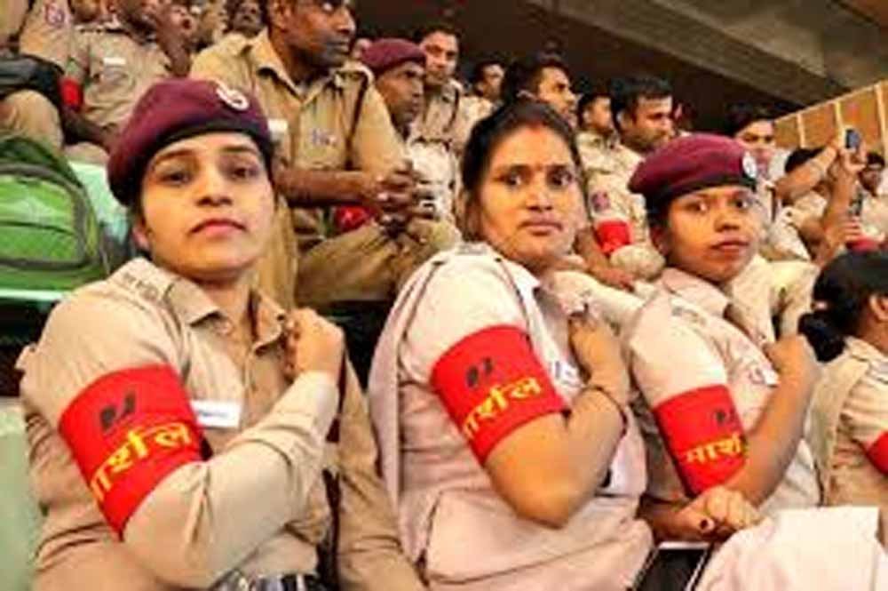 महिलाओं की सुरक्षित यात्रा पर फोकस, LG ने DTC बसों में महिला पुलिस तैनाती का दिया निर्देश