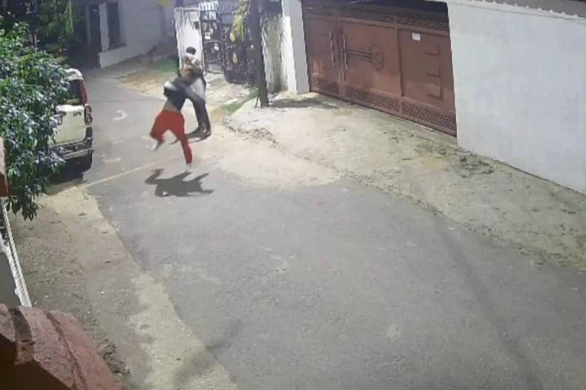 झारखंड: RSS दफ्तर पर पेट्रोल बम फेंकने वाले दो आरोपी ट्रेन से दबोचे गए